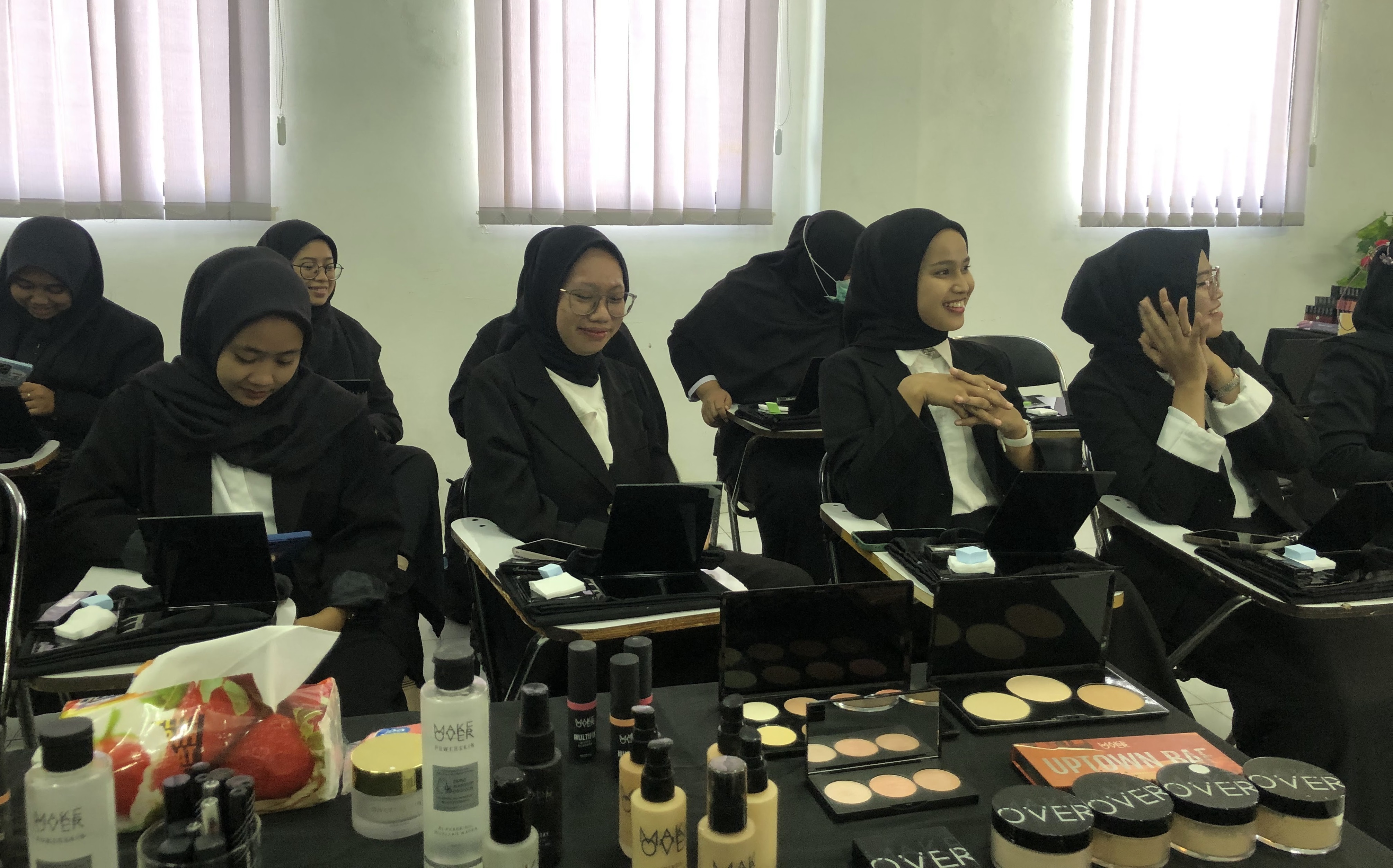 <strong>Menjelang Pengukuhan Wisuda, Calon Wisudwati Ikuti Beauty Class Bareng Make Over Cosmetics</strong>